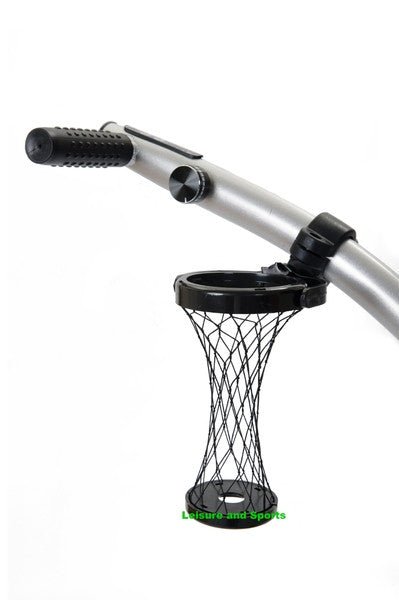 Schwarzer elastischer Getränkehalter aus Netzmaterial,befestigt am silbernen Golf-Trolley-Griff.