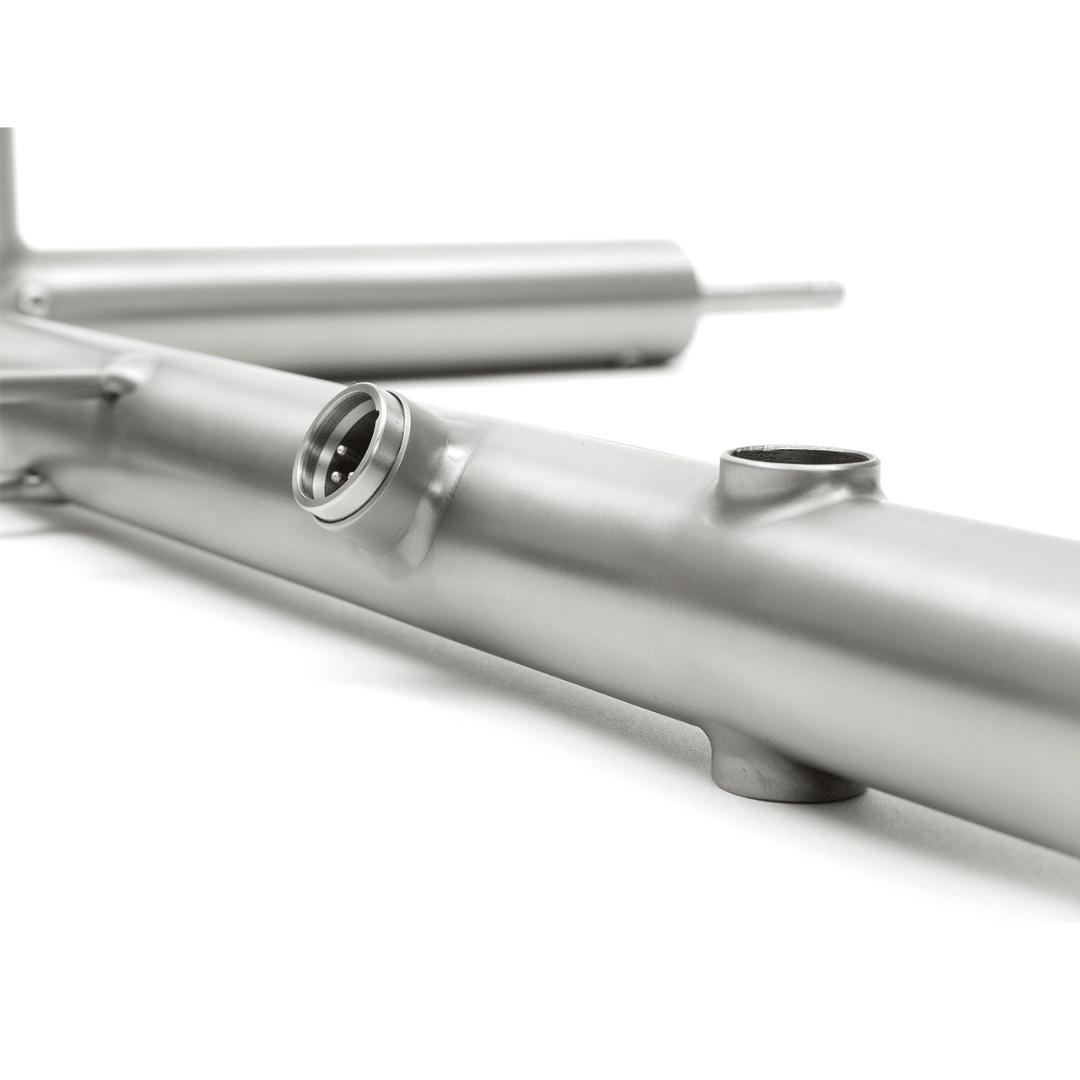 Silberner Golftrolley-Rahmen aus Metall mit klaren Schweißnähten und glatten Oberflächen.