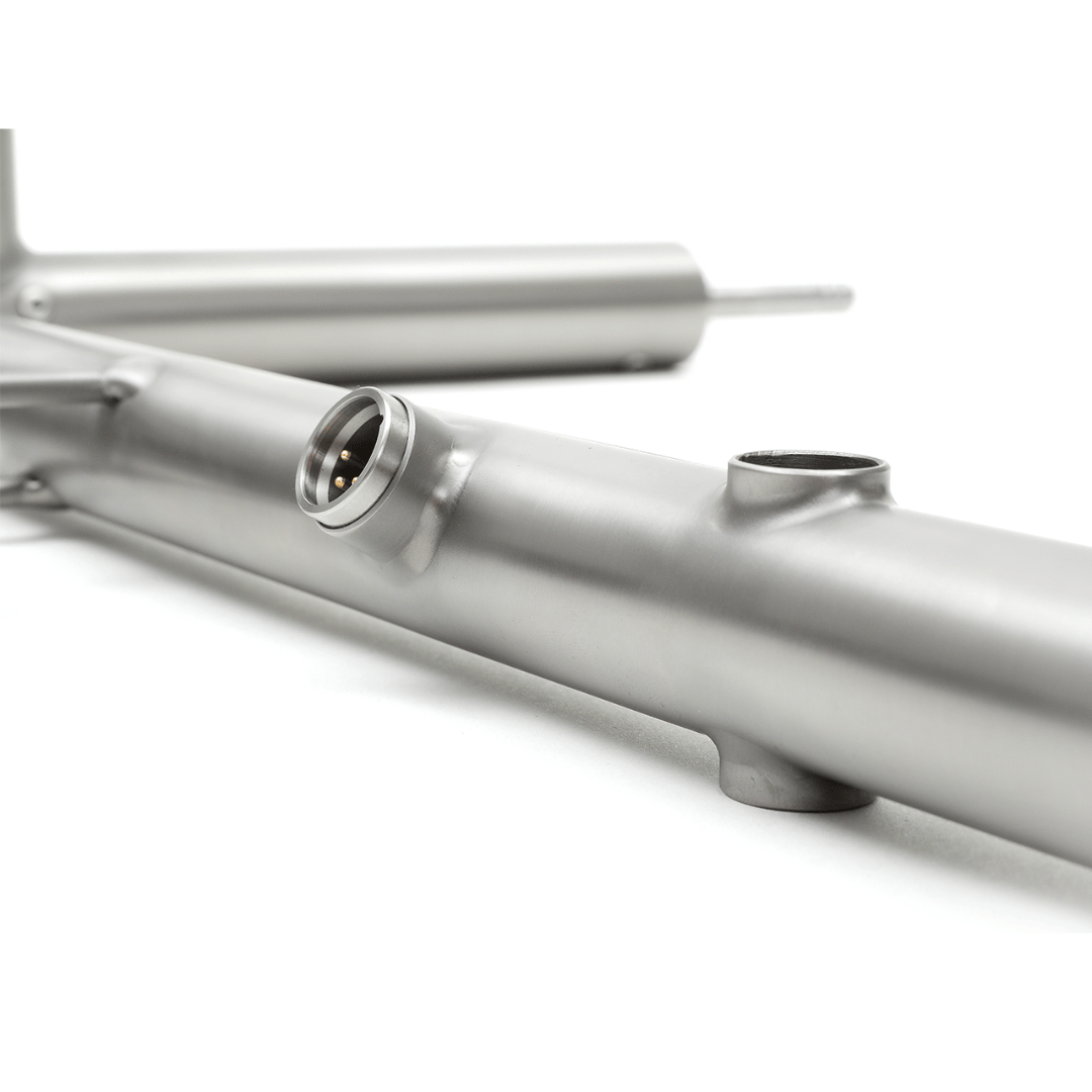 Silberner Golftrolley-Rahmen aus Metall mit klaren Schweißnähten und glatten Oberflächen.