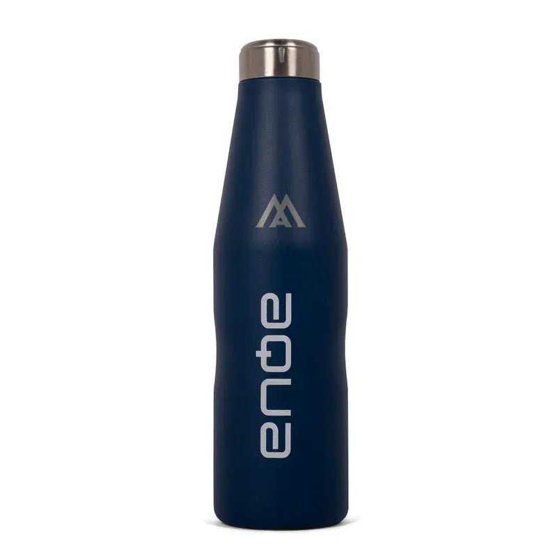 Dunkelblaue Edelstahlflasche mit silbernem Schraubverschluss und weißem enbe-Logo.