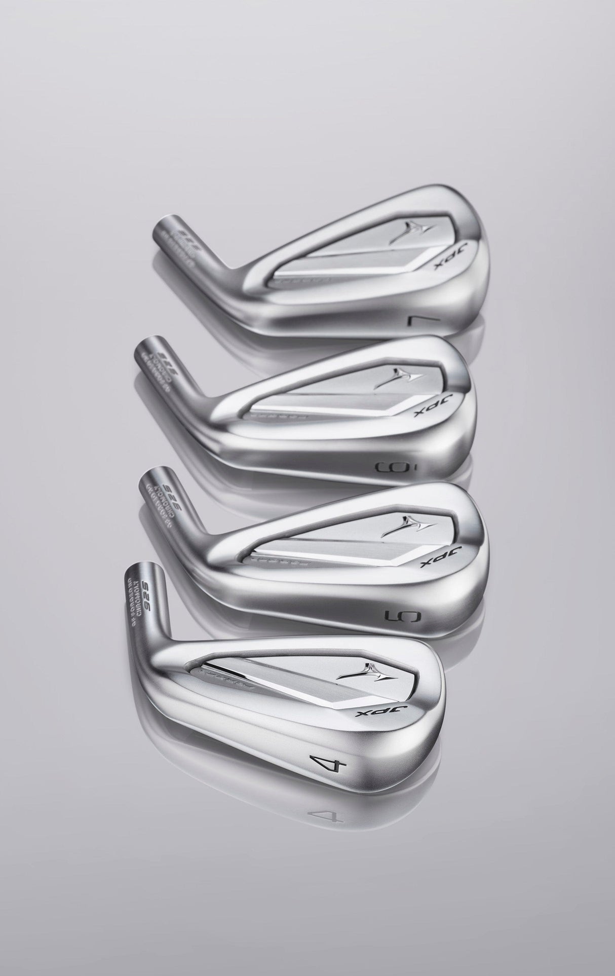 Silberner JPX 925 Forged Golf-Eisensatz 5PW mit schlankem, poliertem Finish und moderner Form.