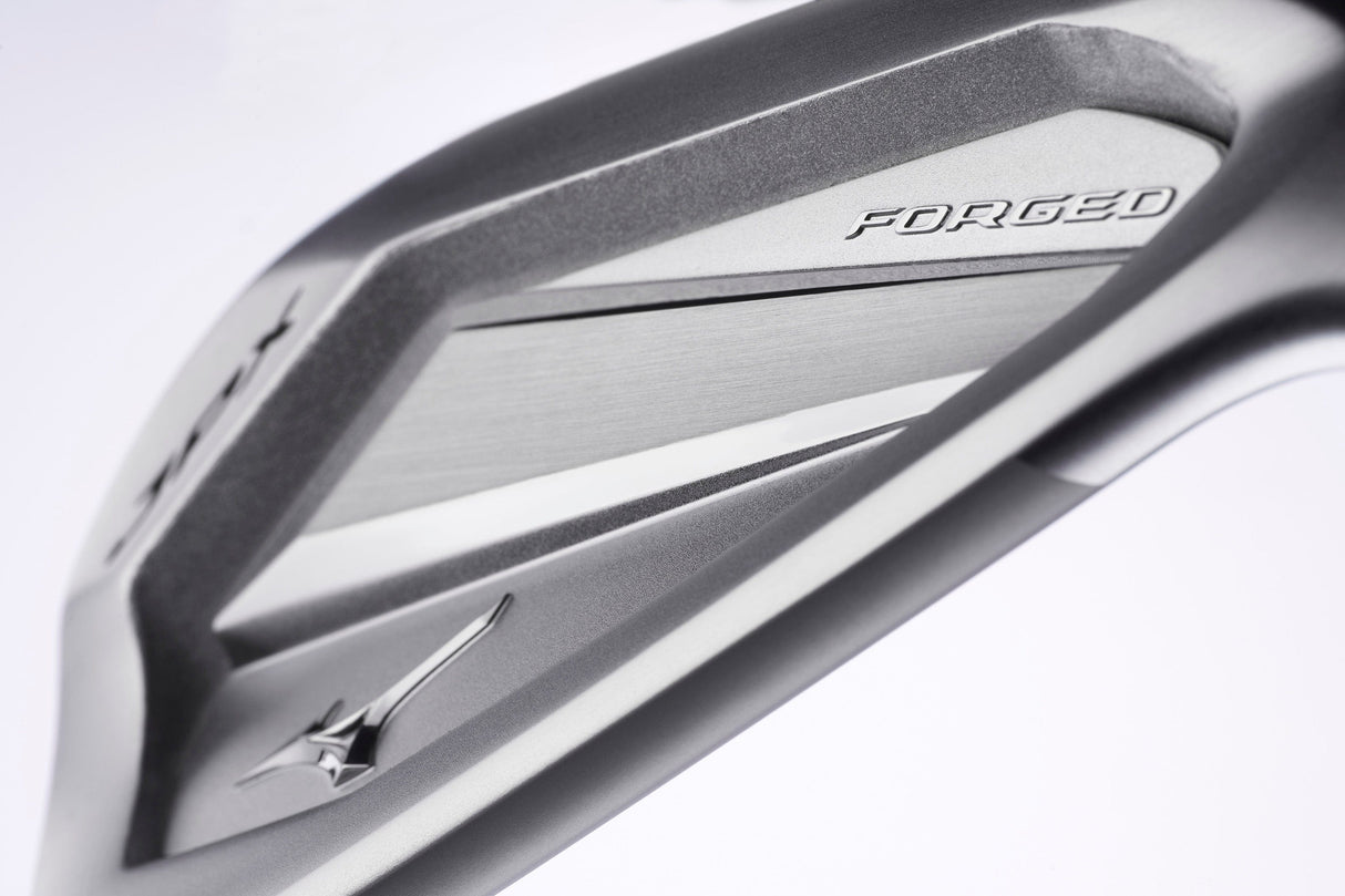 Silberner Mizuno JPX 925 Forged Golfschläger Eisen 5PW mit feiner Gravur und geschmiedeter Oberfläche.