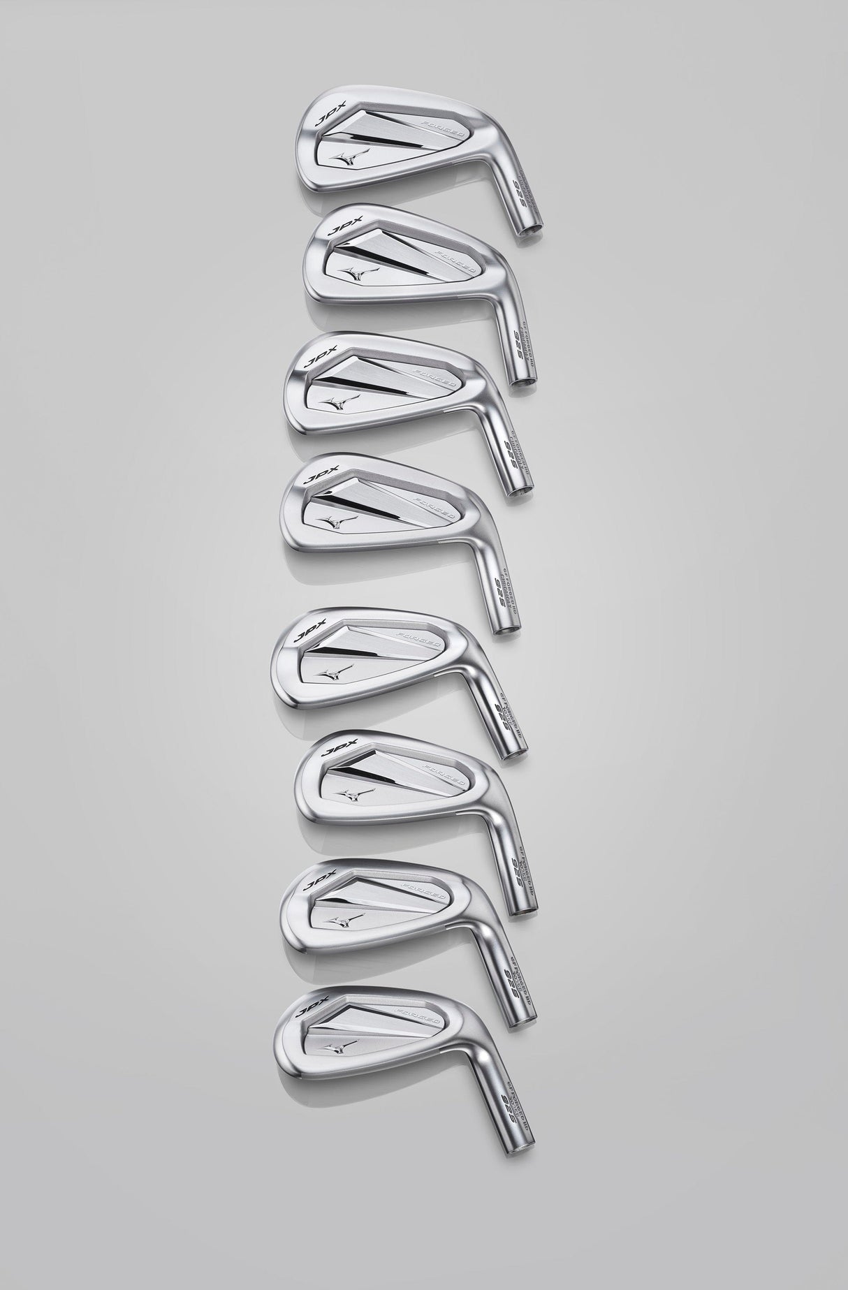 Mizuno JPX 925 Forged Golfeisensatz 5PW aus poliertem Stahl mit schlankem Design.