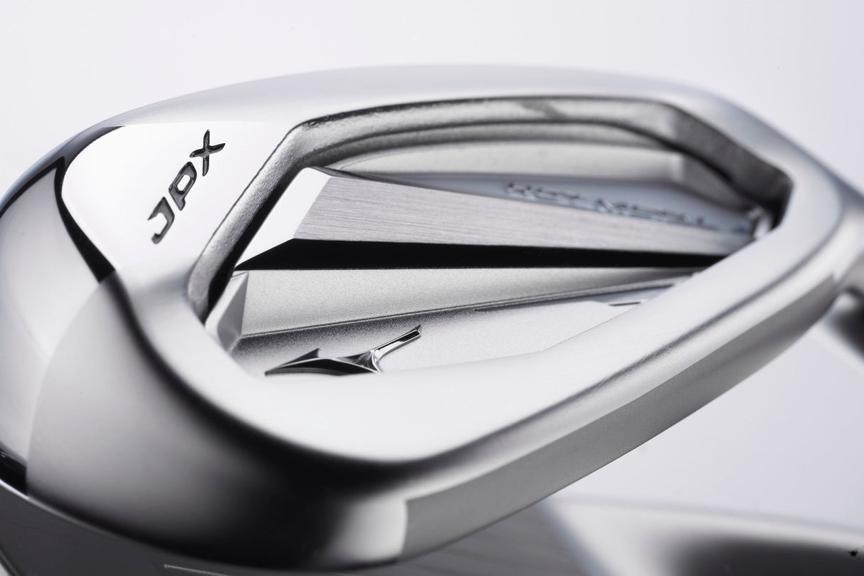 Silbernes Mizuno JPX925 Hot Metal Eisen 5PW mit schlankem Head Design und polierter Oberfläche.