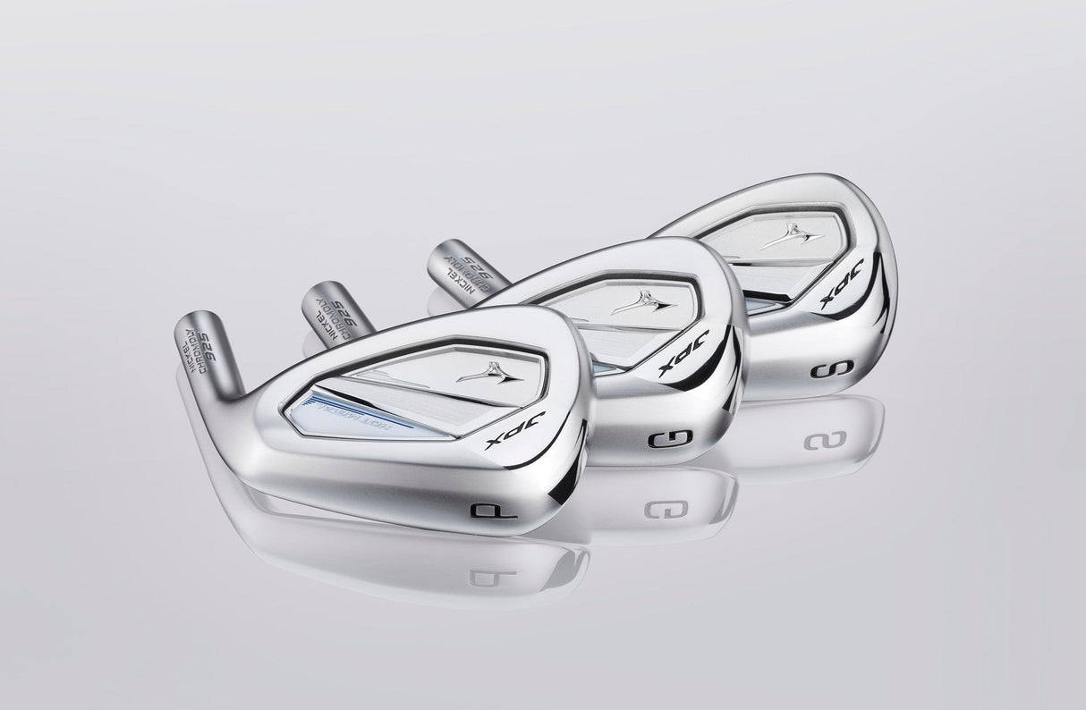 Set aus drei Mizuno JPX925 Hot Metal Eisen 5PW Golfschlägern mit silbernem Kopf und blauer Akzentlinie.
