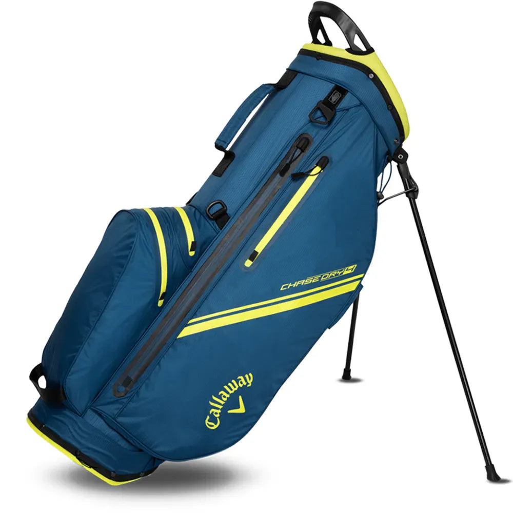 Marineblaues Callaway Chase Dry Golf-Standbag mit neongelben Akzenten und mehreren Taschen.