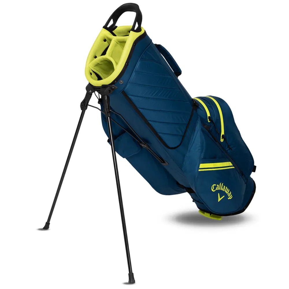 Marineblaues Callaway Chase Dry Stand-Golfbag mit neongelben Akzenten und Ständern.