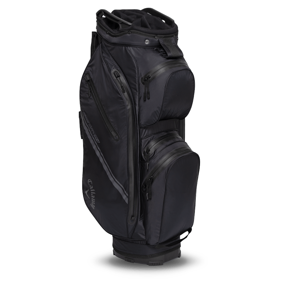Schwarzes Callaway Chase 14 Dry Cart Golfbag mit mehreren Reißverschlusstaschen und reflektierenden Akzenten.
