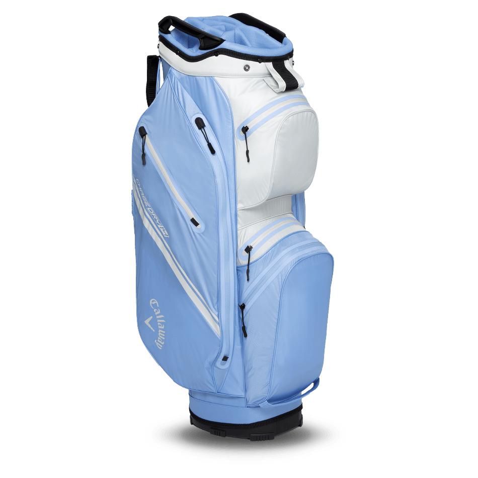 Hellblau-weißes Callaway Chase 14 Dry Cart Golfbag mit mehreren Reißverschlusstaschen und Logo auf der Tasche.