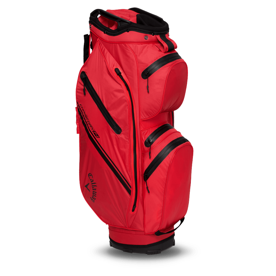 Rotes Callaway Chase 14 Dry Cart Golfbag mit mehreren Reißverschlusstaschen und schwarzem Logo.