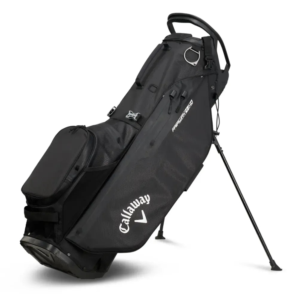 Schwarze Callaway Fairway Plus HD Stand-Golftasche mit Stauraum und ausklappbarem Ständer.