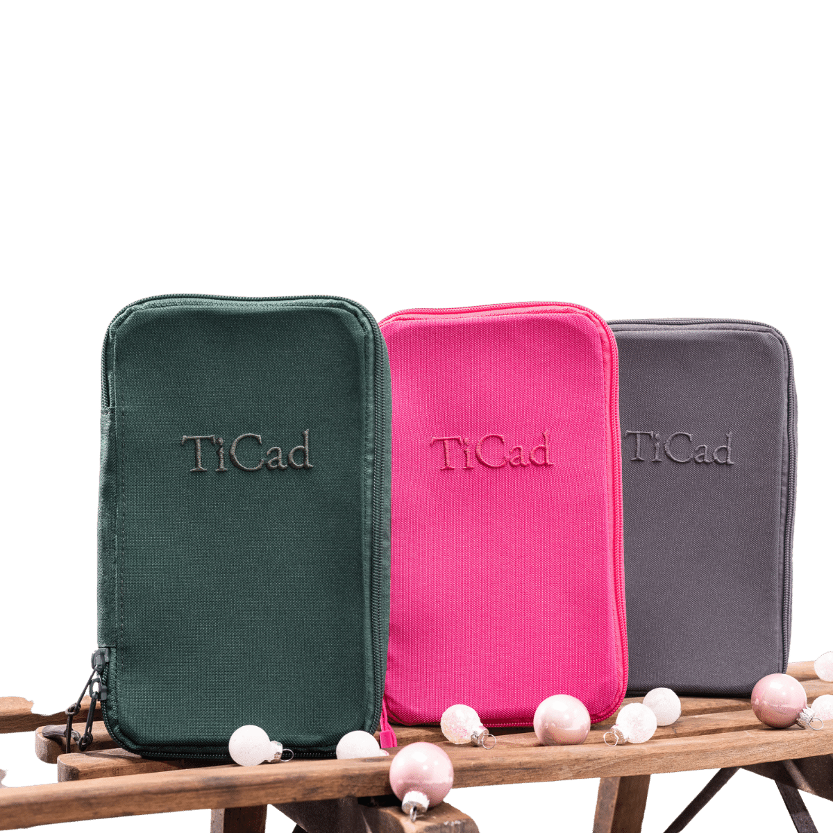 TiCad Scoretasche in Grün, Pink und Grau mit dezentem Logostick und Reißverschluss.