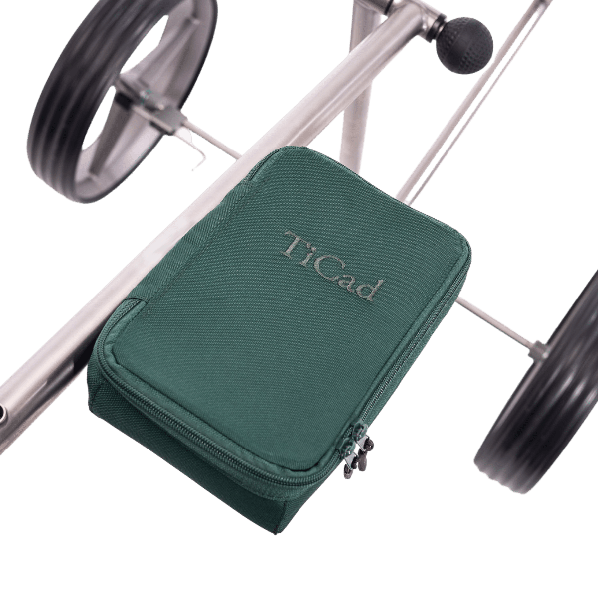 Grüne TiCad Scoretasche aus robustem Material mit Reißverschluss und silberfarbenem TiCad-Logo.
