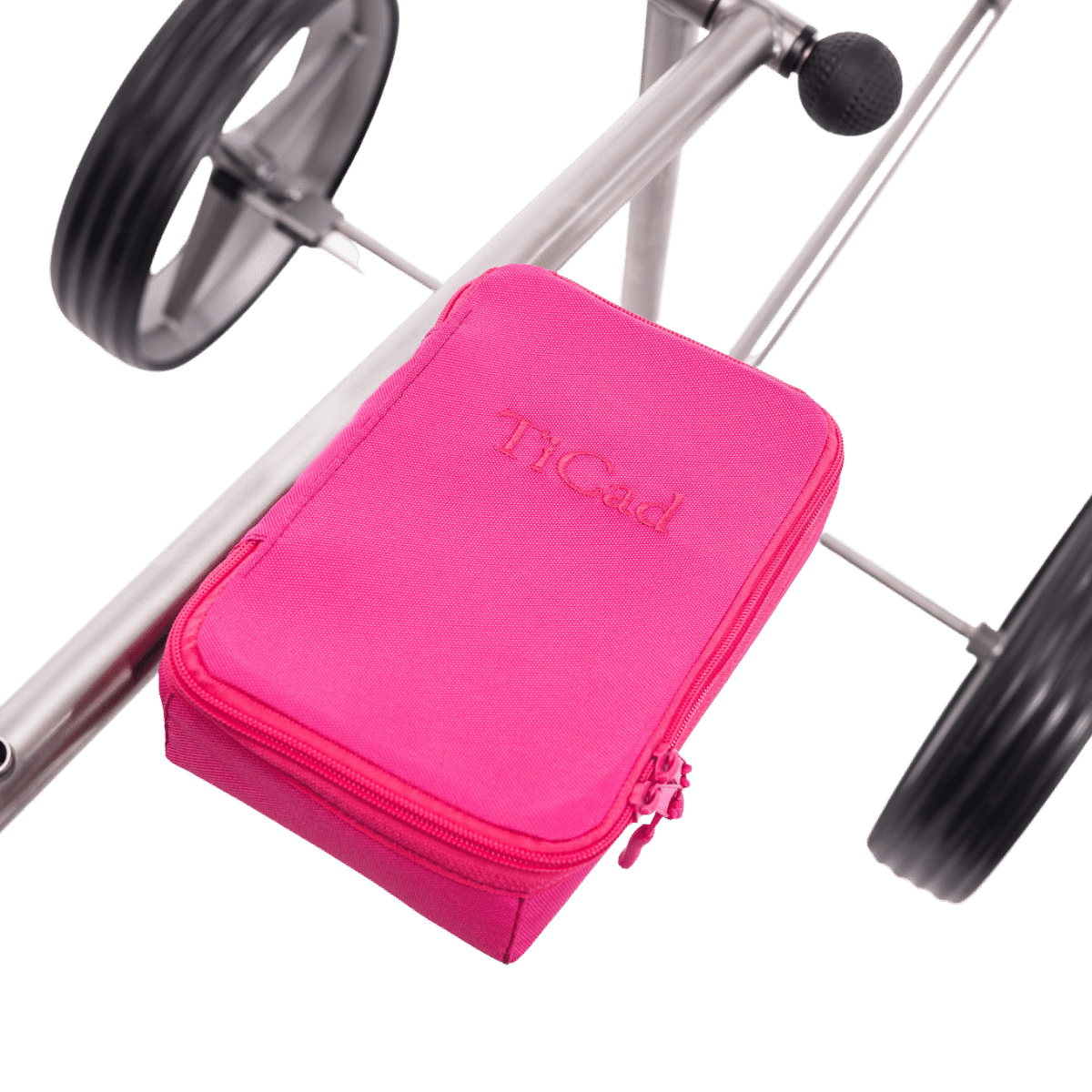 Pinkfarbene Ticad Scoretasche aus robustem Material mit Reißverschluss und gesticktem Logo.
