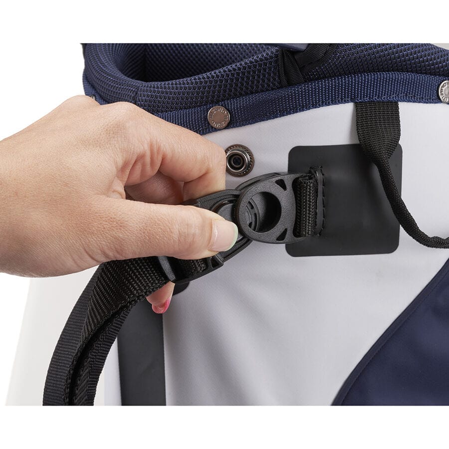 Marineblau-weißes Mizuno BR-DRI Standbag mit Hand, die schwarzen Clip am Tragegurt befestigt.