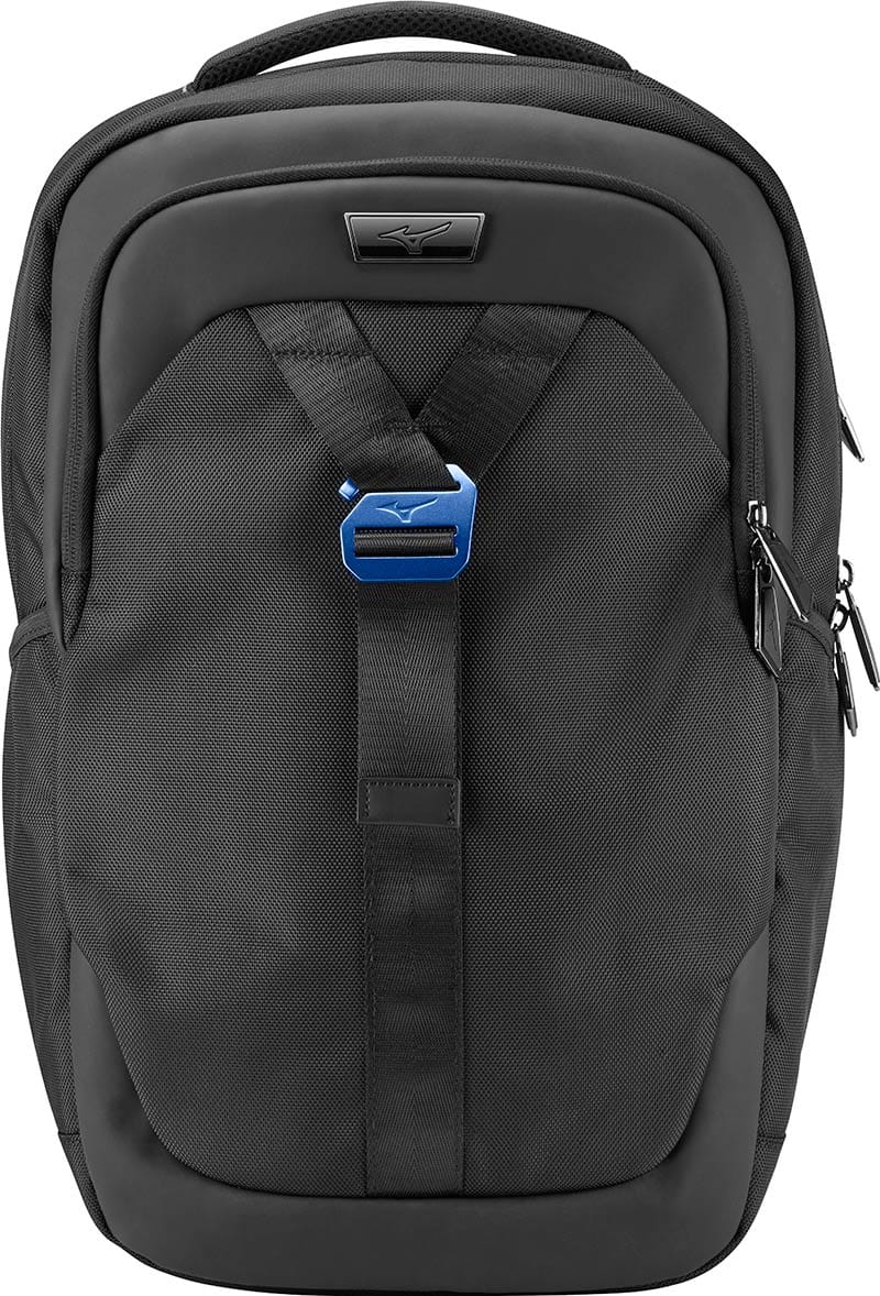 Schwarzer Mizuno Rucksack mit gepolsterten Trägern und Frontfach mit Reißverschluss.