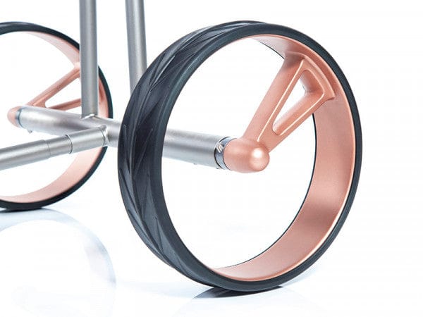 Golftrolley-Rad mit roségoldfarbenem Metallfelgen-Design und schwarzem Reifen.