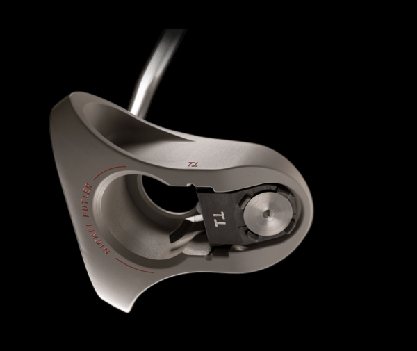 Nickel Putter No1 mit metallic-grauem Kopf und schwarzer Markierfunktion am Schlägerblatt.