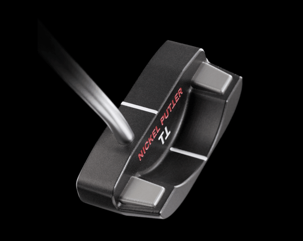 Schwarzer Nickel Putter Two Metal 909 mit roter Beschriftung und rechteckigen Metallplatten.