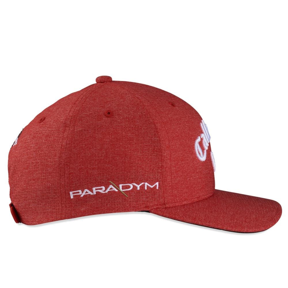 Rotes Callaway Tour Authentic Performance Pro Golf Cap mit weißer PARADYM-Stickerei an der Seite.