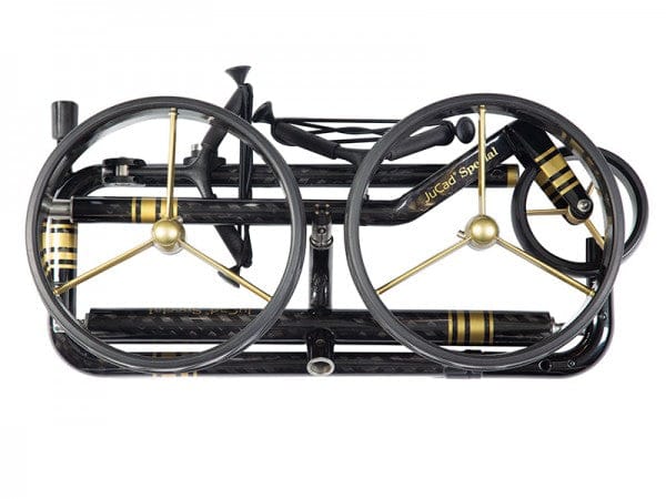 Zusammengefaltener schwarzer und goldener Jucad Carbon Travel Special 2.0 Golf-Trolley aus Carbon-Material.