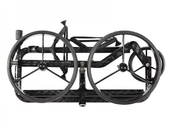 Silber-schwarzer JuCad Carbon Dreirad-Golftrolley zusammengeklappt mit Carbonrahmen und großem Radgestell.