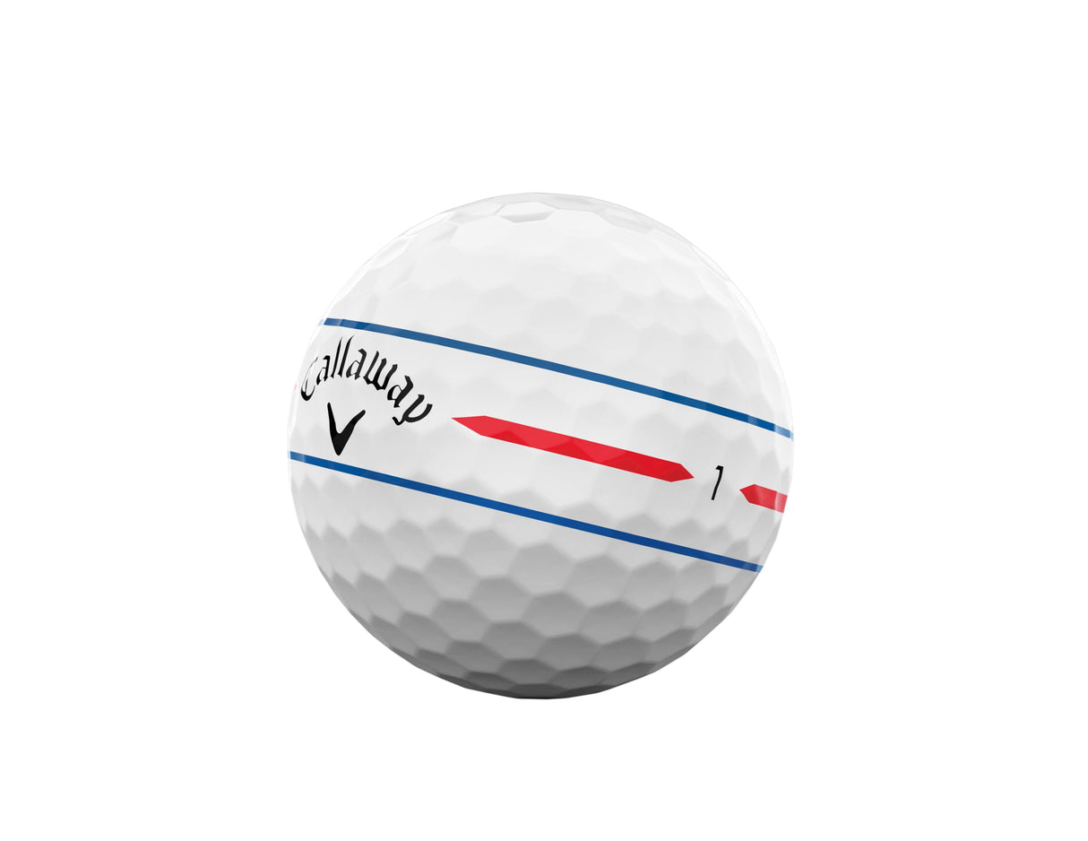 Weißer Callaway Chrome Soft 360 Golfball mit dreifacher blauer und roter Zielmarkierung.