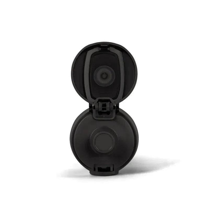 Offener dunkler Trinkflaschenverschluss mit Silikondichtung und Klappmechanismus.