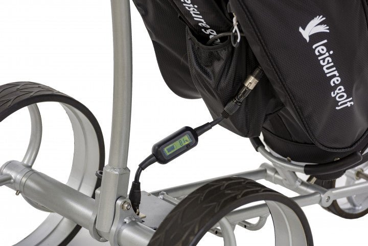 Leisure Golf Akkuladestandsanzeiger mit digitalem Display am silbernen Golf Trolley Rahmen befestigt.