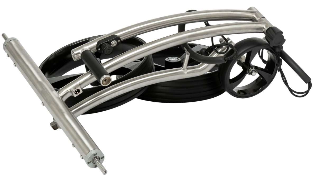 Leisure Golf Ikarus Curve 2.0 2025 Golftrolley zusammengeklappt mit Edelstahlrahmen und schwarzen Rädern.