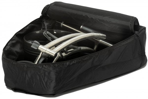 Schwarze Tragetasche mit kompakt gefaltetem Golftrolley aus gebürstetem Edelstahl.