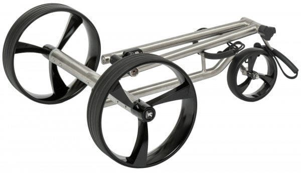 Elektrischer Golftrolley Leisure Golf Ikarus 2.0 in gebürstetem Edelstahl mit gelben Akzenten.