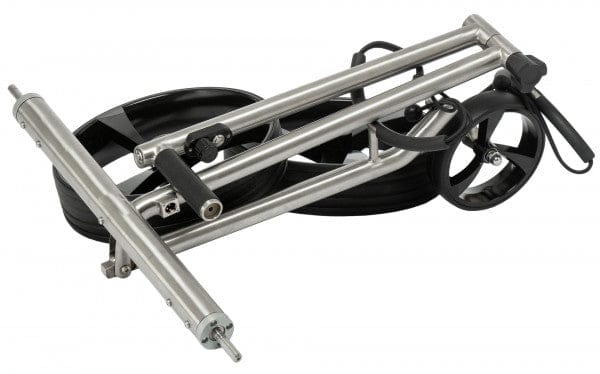 Elektrischer Golftrolley Leisure Golf Ikarus 2.0 gefaltet aus gebürstetem Edelstahl mit schwarzen Reifen.