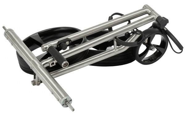 Elektrischer Golftrolley Leisure Golf Ikarus 2.0 gefaltet aus gebürstetem Edelstahl mit schwarzen Reifen.