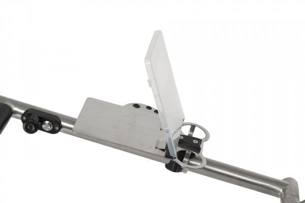 Elektrischer Golftrolley mit verstellbarem, silberfarbenem Halter und klappbarem Ständer aus Edelstahl.