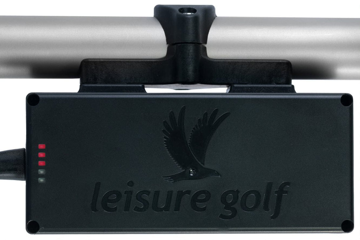 Schwarzes Bedienfeld mit grünem Leisure Golf Logo und silbernem Edelstahlrahmen.