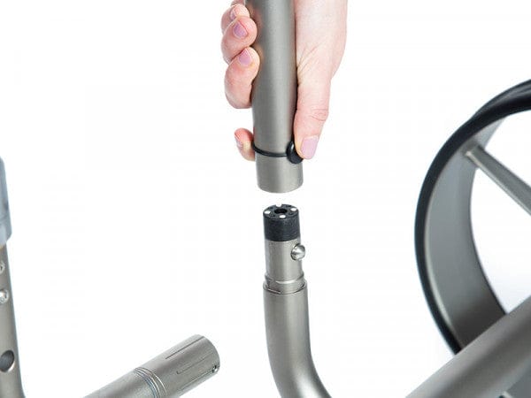 Hand verbindet silberfarbenes JuCad Easy Pusher Teleskoprohrstück aus Metall mit schwarzem Verbindungsmechanismus.