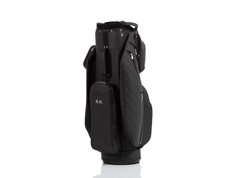 Schwarzes JuCad Bag First Class Golfcartbag mit roten Details, mehreren Taschen und hochwertiger Verarbeitung.