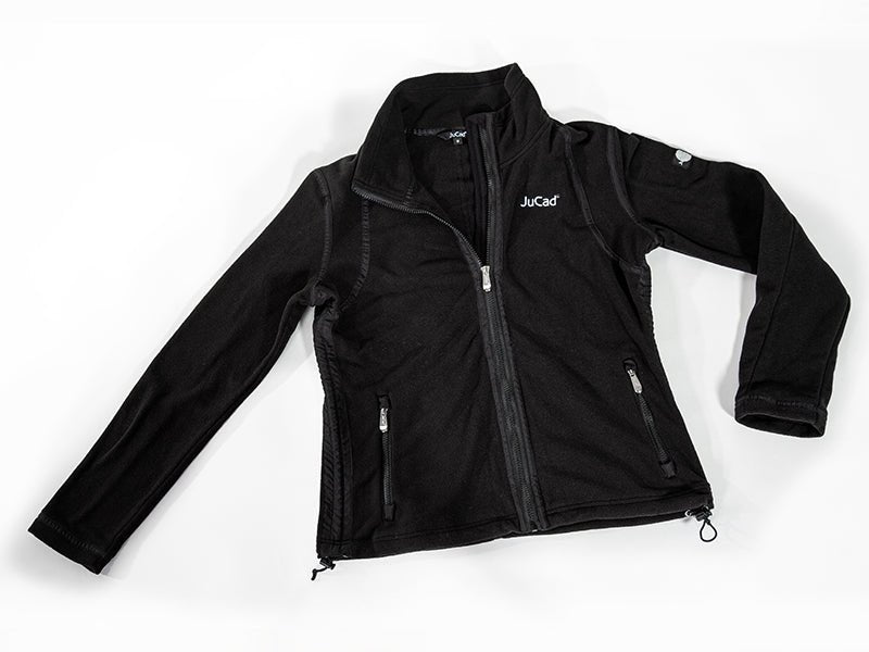 Schwarze JuCad Fleecejacke für Damen mit Reißverschlusstaschen und Jucad-Logo auf der Brust.