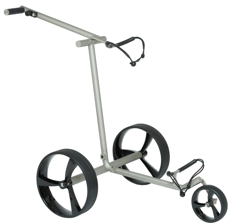 Leisure Golf Spirit Elektrotrolley 2025 Edelstahl geschliffen mit schwarzem Griff und drei schwarzen Rädern.