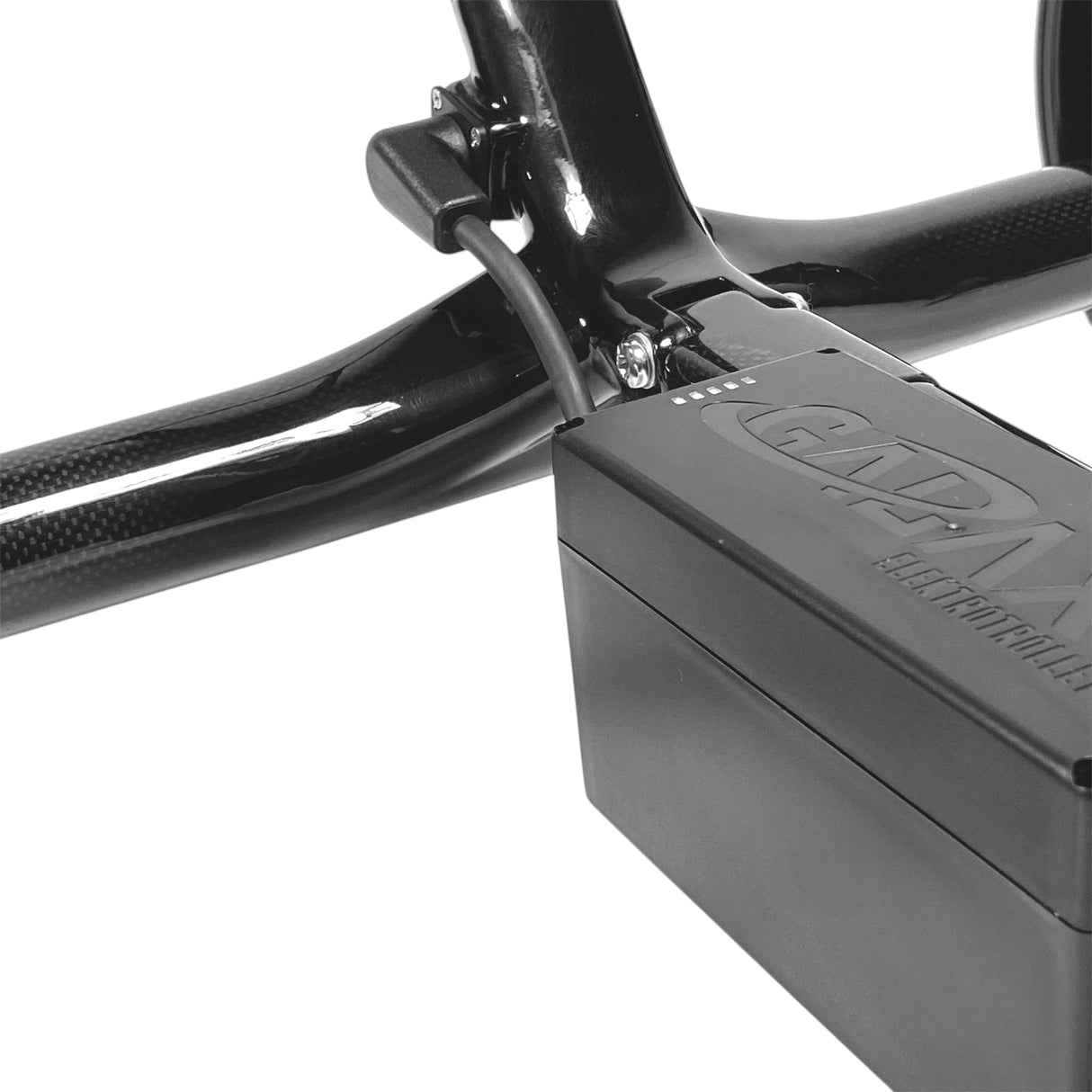 Schwarzes Carbon-Elektrotrolley-Gestell mit Akku-Box und glänzender Oberfläche.