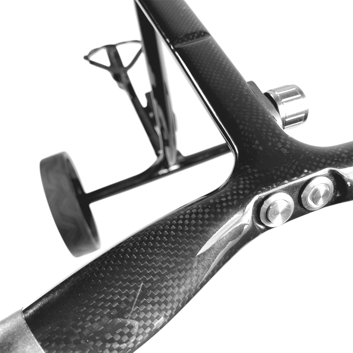 Schwarzer Galaxy Carbon Elektrotrolley mit Carbonfasern und Metallverbindungen nahaufnahme.