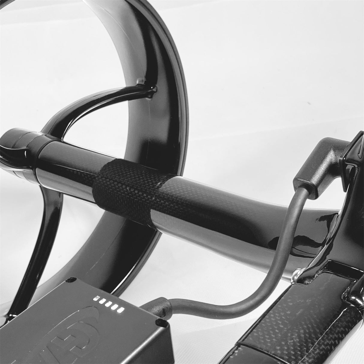 Schwarzer Galaxy Carbon Elektrotrolley mit Carbonrahmen und ergonomischem Griffdetail.