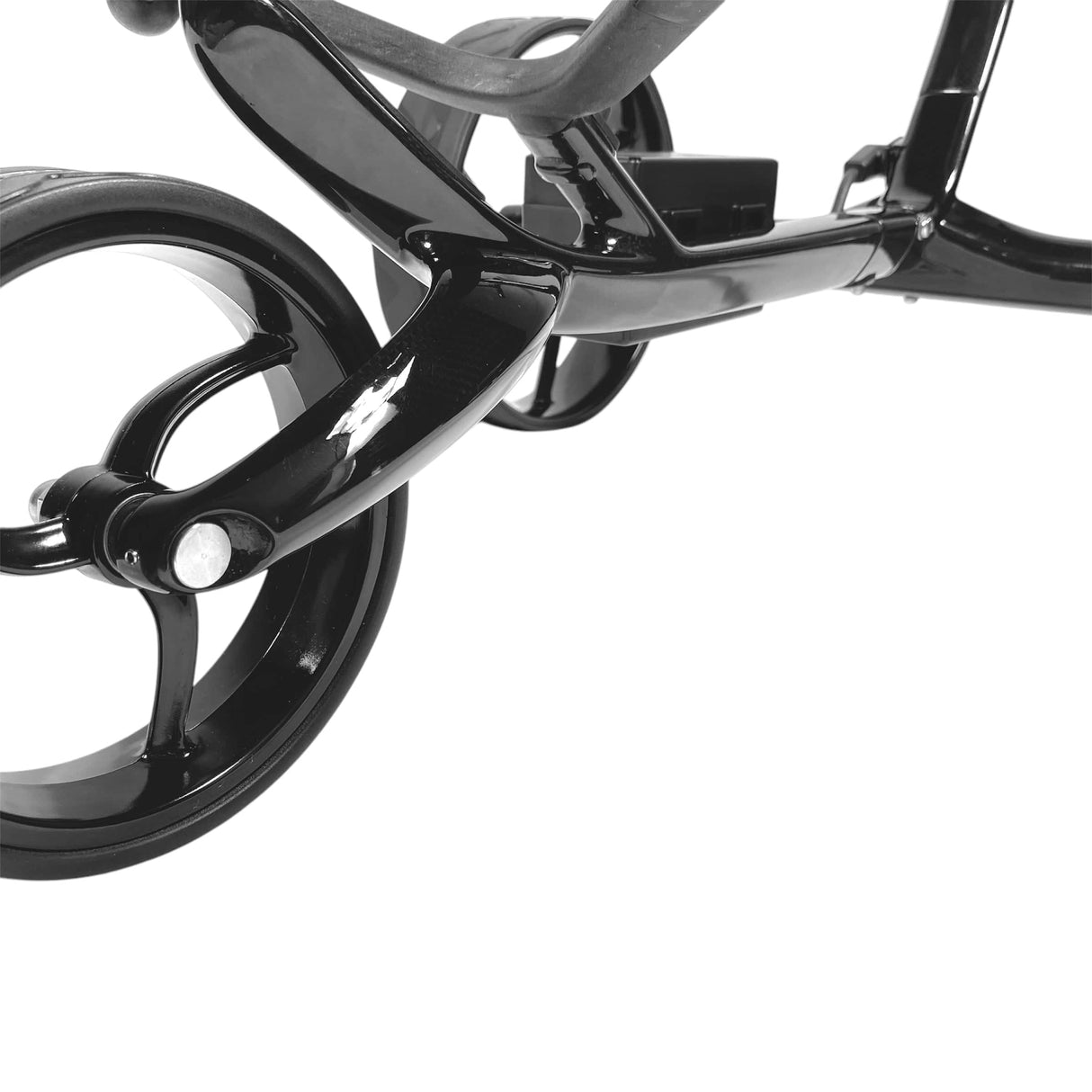 Schwarzes Carbon-Golftrolley-Vorderrad mit robustem Metallrahmen und minimalistischer Radnabe.