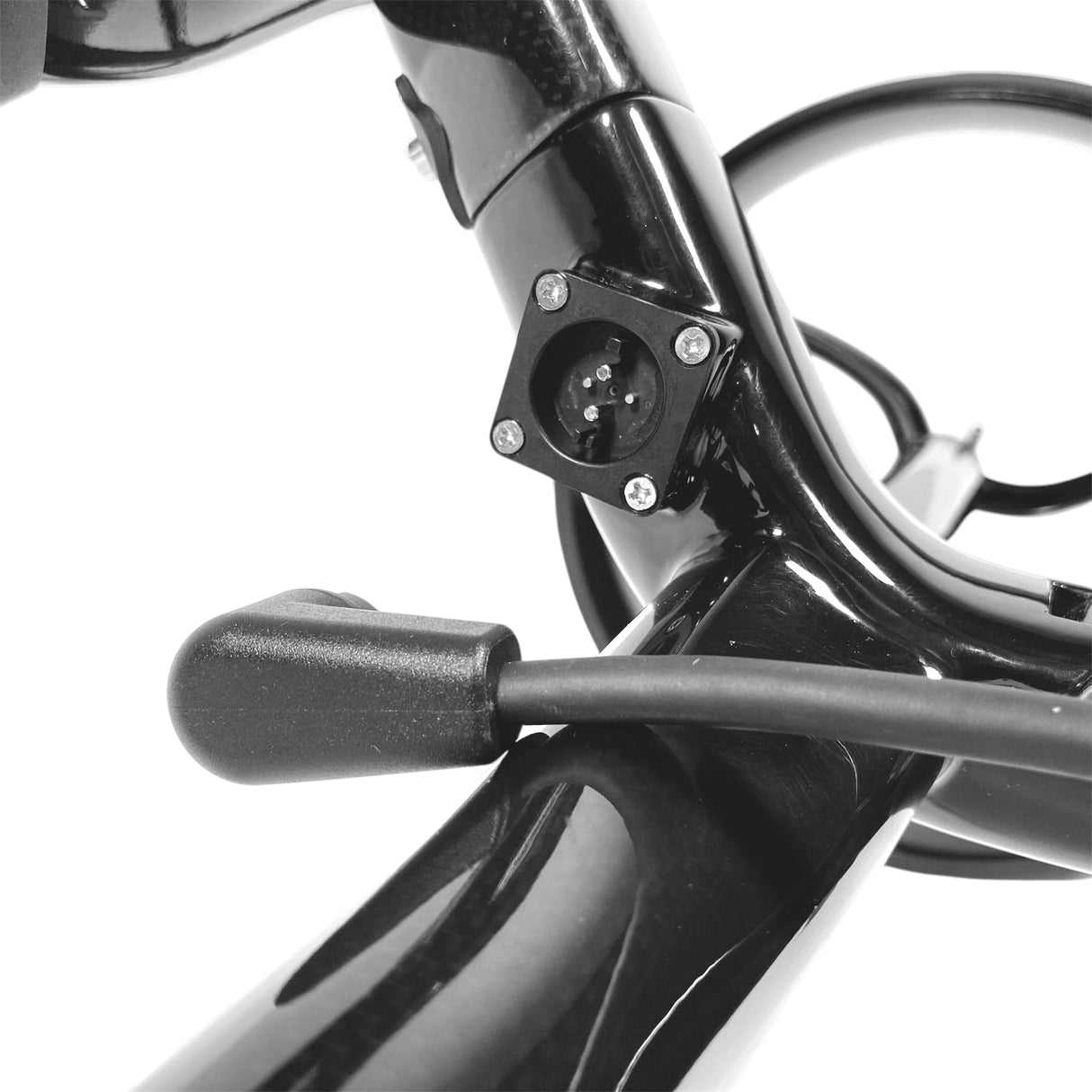 Nahaufnahme des schwarzen Lenkers und Rahmens des Galaxy Carbon Elektrotrolleys aus glänzendem Carbon-Material.