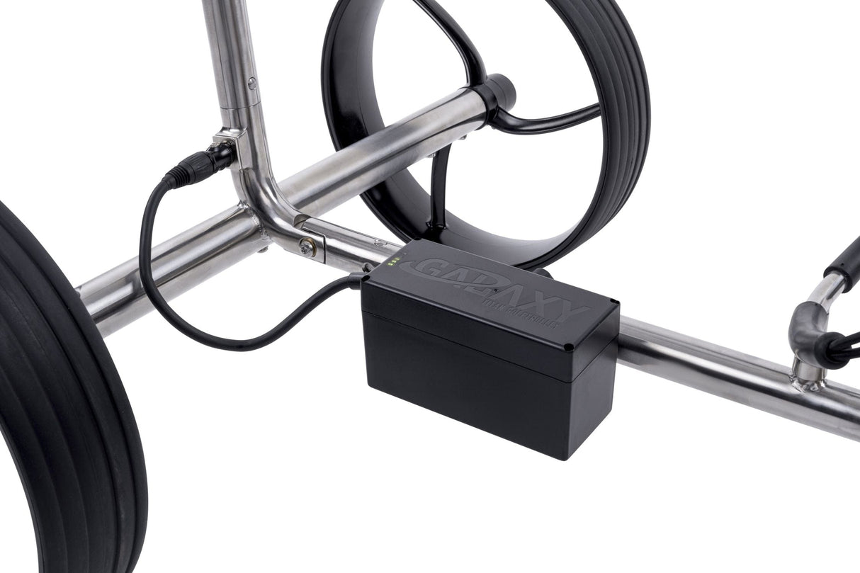 Elektrischer Golftrolley GALAXY aus Edelstahl mit schwarzem Akku-Box und robusten Reifen.