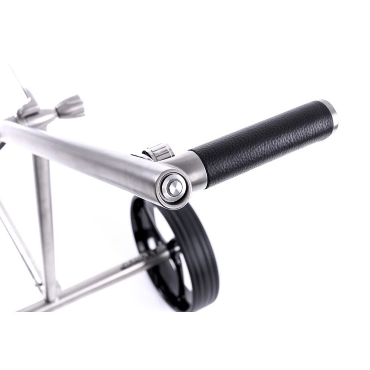 Schwarzer Griff mit silberner Metallhalterung am Galaxy Golf Titan Elektrotrolley 2024er Modell.