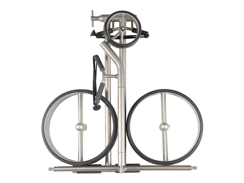 Manueller JUCAD Ghost Titan Golftrolley in mattem Titansilber mit drei Rädern und Zubehörhalterung.