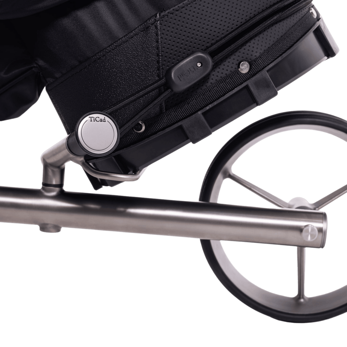 Schwarzer TiCad Easy Zeisinge Trolley-Riemen mit silbernem Logo und verstellbarem Klickverschluss am Metallrahmen.