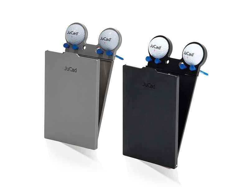 Zwei JuCad Scorekartenhalter aus Vollmetall in Schwarz und Titan, mit Logo und runden, blauen Markierern.